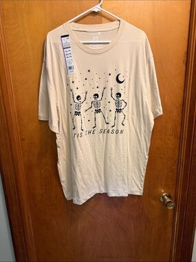 Celebrate It Cream Short-Sleeve Graphic Tee
